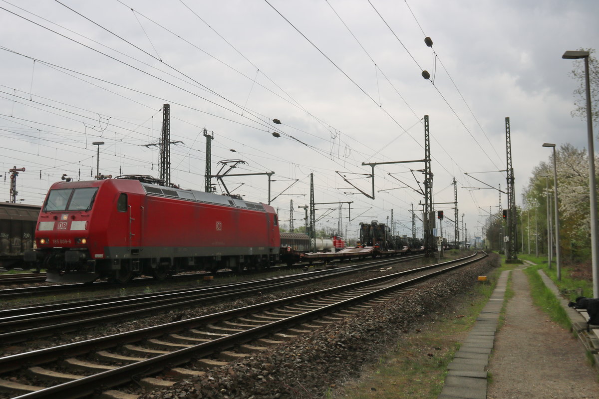 185 009 mit einem niederländischen Militärzug auf dem Weg durch Oberhausen-West in Richtung Venlo am 12.4.19