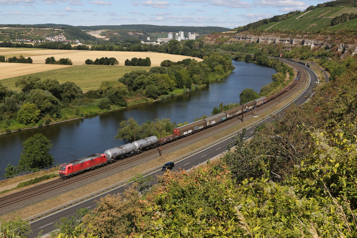 185 009 war mit einem gemischten Güterzug am 6. August 2022 bei Himmelstadt in Richtung Würzburg unterwegs.