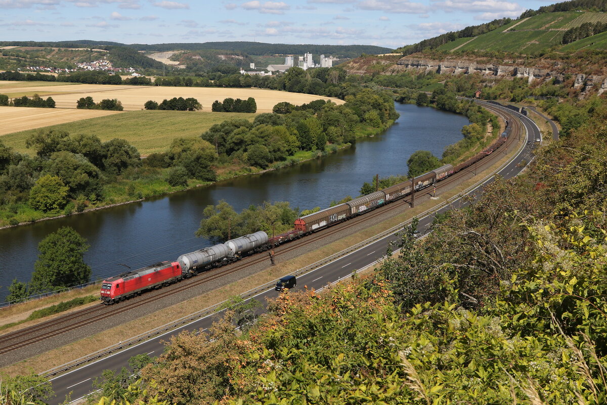 185 009 war mit einem gemischten Güterzug am 6. August 2022 bei Himmelstadt in Richtung Würzburg unterwegs.