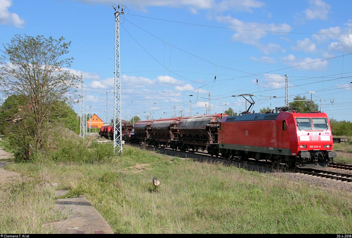 185 010-6 DB als gemischter Gz durchfährt den Bahnhof Angersdorf auf der Bahnstrecke Halle–Hann. Münden (KBS 590) Richtung Teutschenthal. Aufnahmestandort öffentlich zugänglich. [30.4.2018 | 16:23 Uhr]