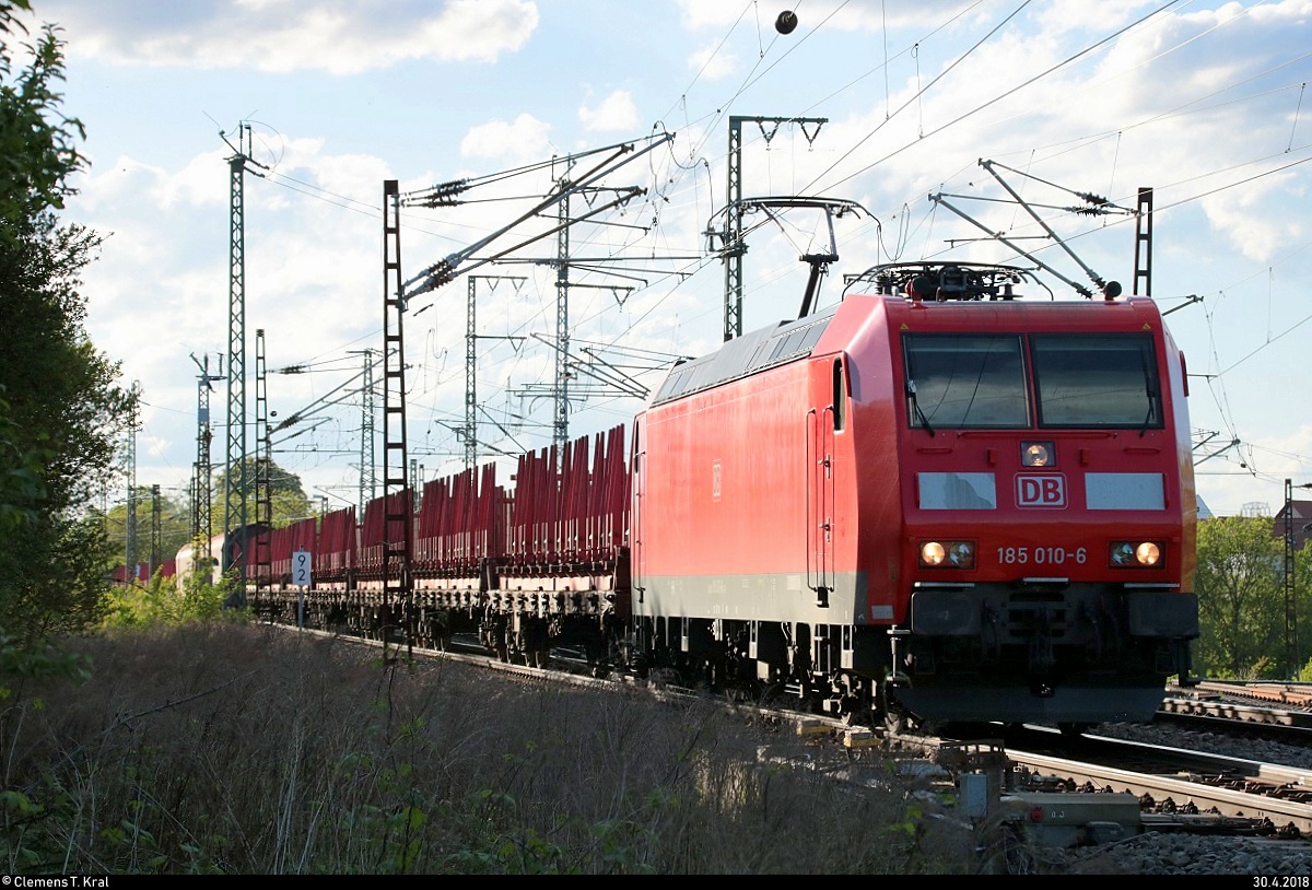 185 010-6 DB als gemischter Gz fährt in der Saaleaue bei Angersdorf auf der Bahnstrecke Halle–Hann. Münden (KBS 590) Richtung Halle (Saale). [30.4.2018 | 18:38 Uhr]