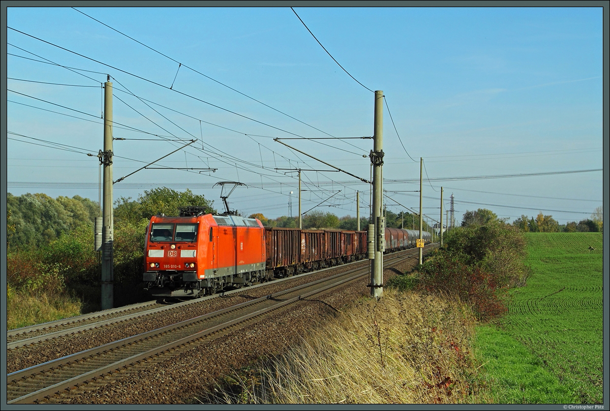 185 010-6 hat am 19.10.2013 mit einem gemischten G�terzug die Stadt Magdeburg hinter sich gelassen und rollt Richtung Braunschweig.