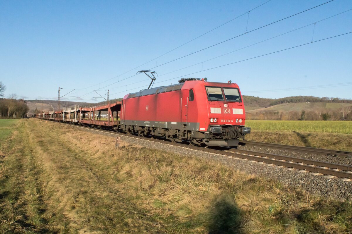 185 010-6 mit einem leeren Autozug am 21.12.2021 bei Retzbach.