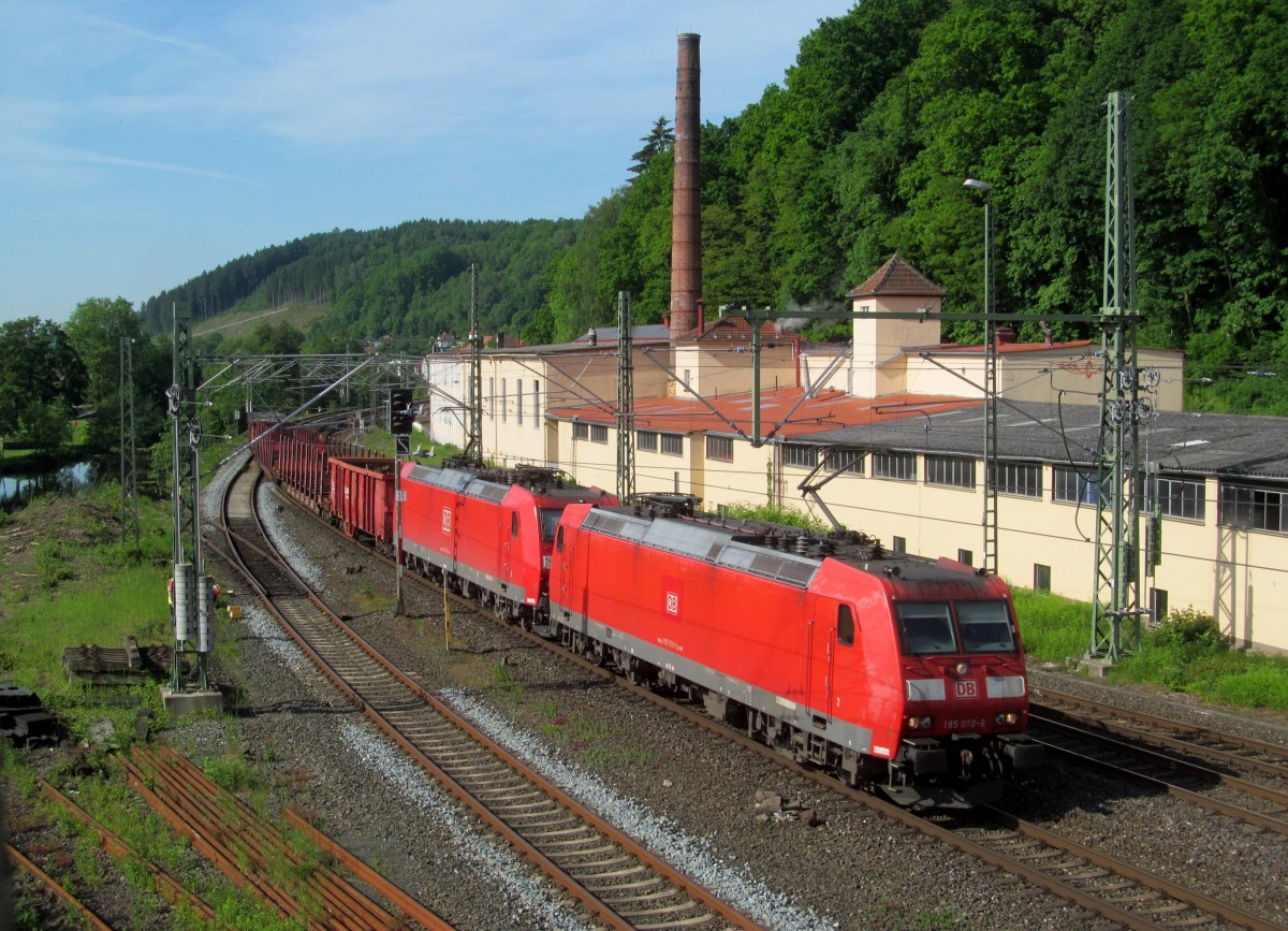 185 010-6 und eine weitere 185 ziehen am 21. Mai 2014 sechs Güterwagen durch Kronach in Richtung Saalfeld.