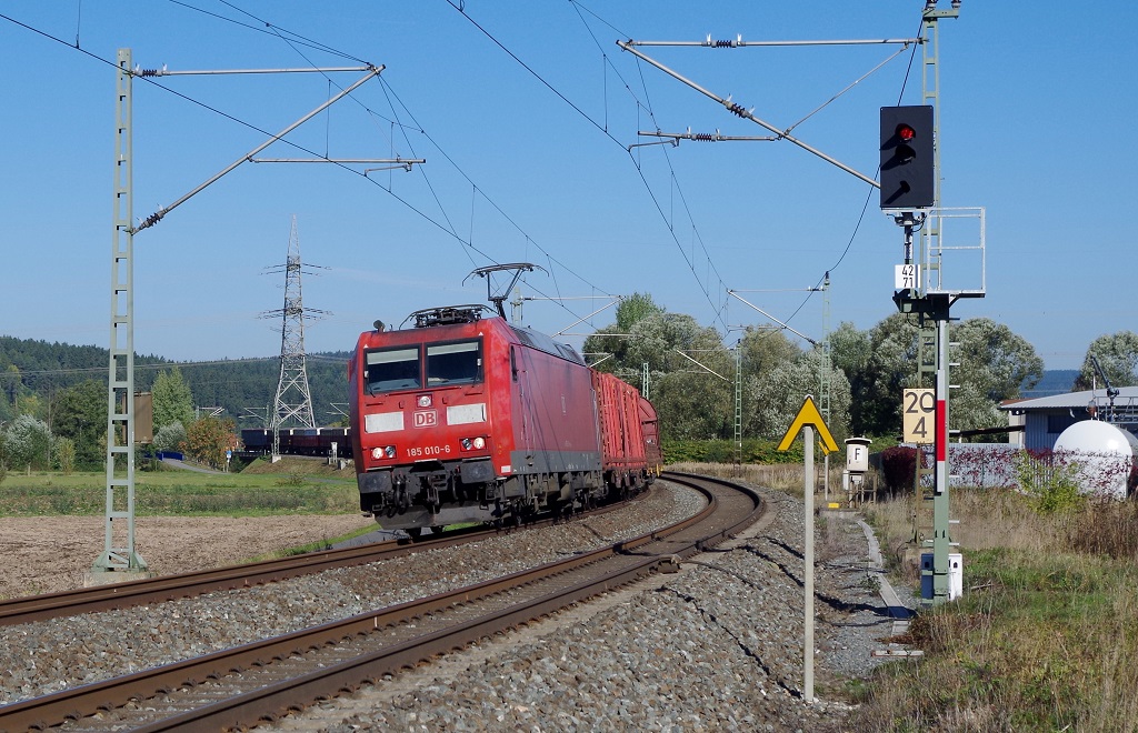 185 010 DB Schenker mit gemischten Gterzug am 03.10.2013 in Gundelsdorf gen Kronach. 