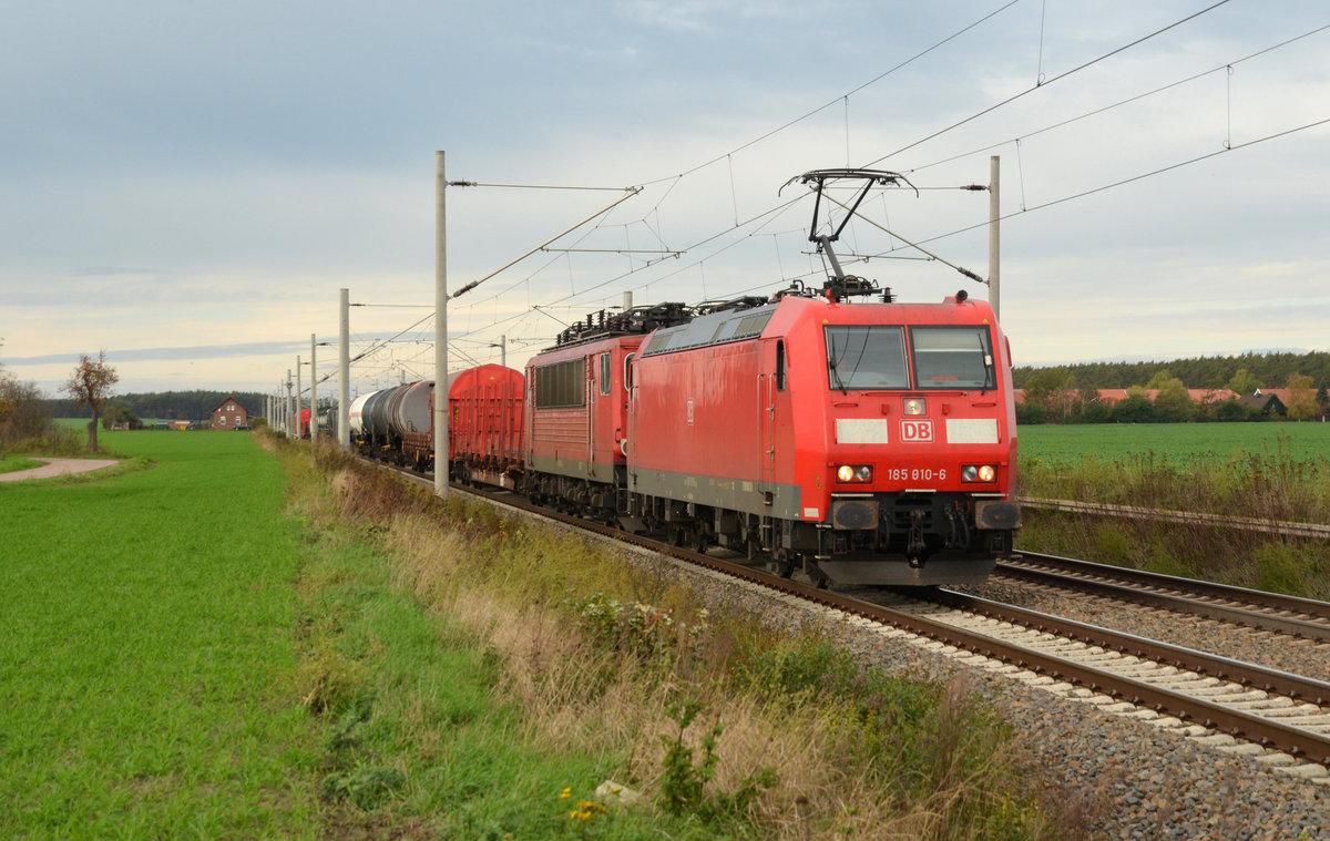 185 010 führte am 20.10.19 einen gemischten Güterzug und 155 099 als Wagenlok von Seelze nach Halle(S) durch Rodleben.
