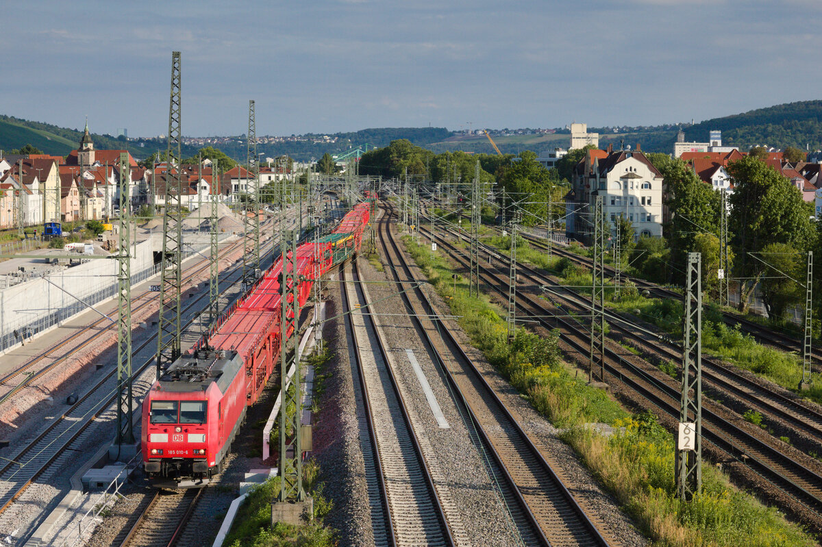 185 010 mit leerem Automotiveganzzug am 06.08.2022 am Eszetsteg in Stuttgart. 