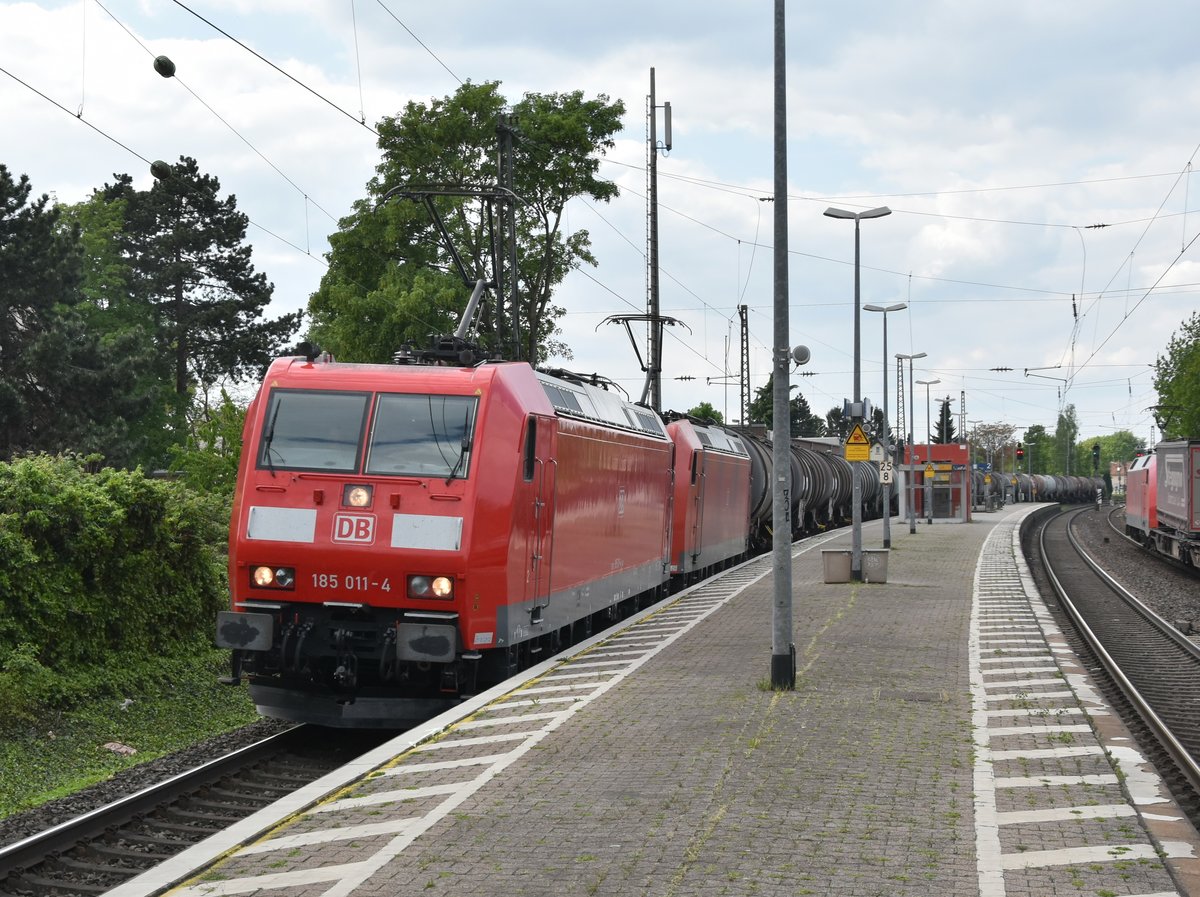 185 011-4 mit unbekannter Schwesterlok und langem Zug durch Roisdorf. 1.5.2018