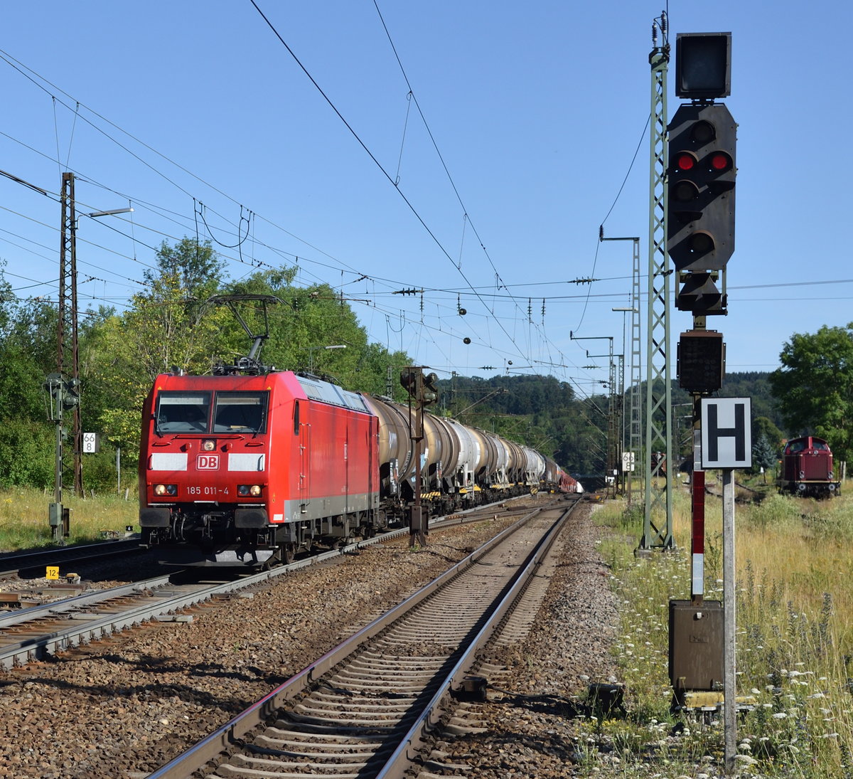 185 011 erklimmt mit einem gem.Güterzug die Geislinger Steige mit Schub von Günni Güterzug :-).
(Amstetten(Württ.)18.7.2020)
