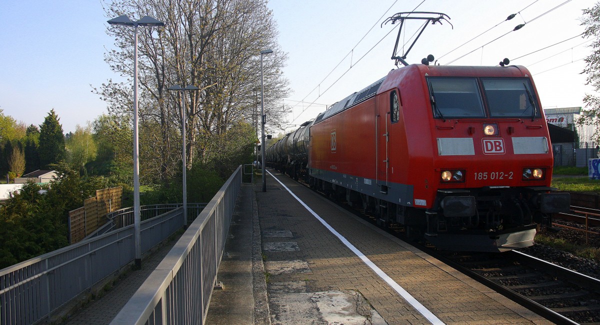 185 012-2 DB mit einem langen Kesselzug durch Kohlscheid aus Burghausen-Wackerwerk nach Antwerpen-Noord(B) und kommt die Kohlscheider-Rampe hoch nach Aachen-West.
Am einem schönem Frühlingsmorgen vom 24.4.2015.