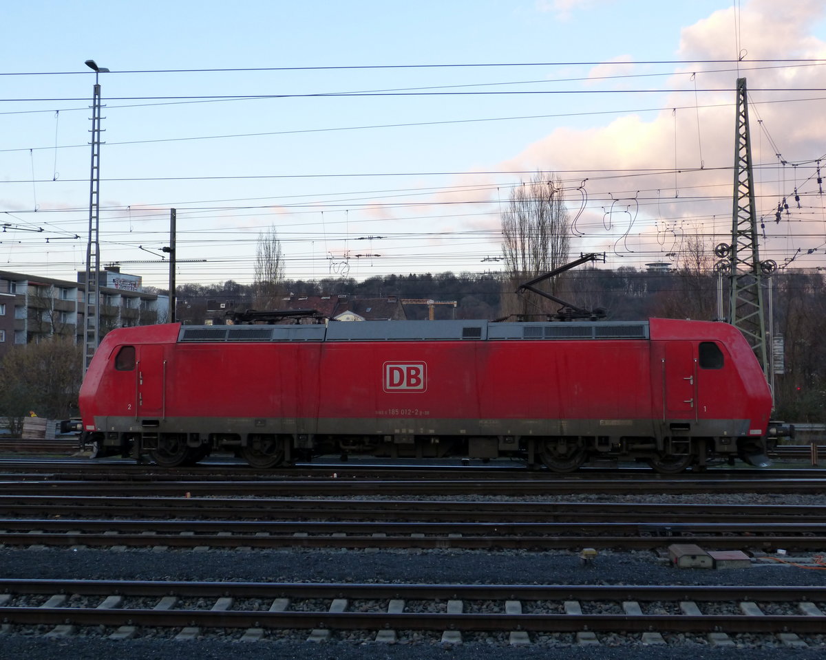 185 012-2 DB  rangiert in Aachen-West. 
Aufgenommen vom Bahnsteig in Aachen-West.
Am Kalten Nachmittag vom 1.2.2018.