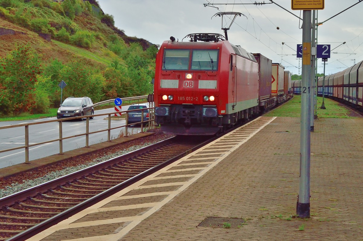 185 012-2 mit einem Güterzug am Haken, durchfährt sie Leutesdorf in Richtung Norden und überholt die 145 084-4 mit dem NIAG-Schüttgutleerzug der auf Gleis 2 wartet. 14.9.2013