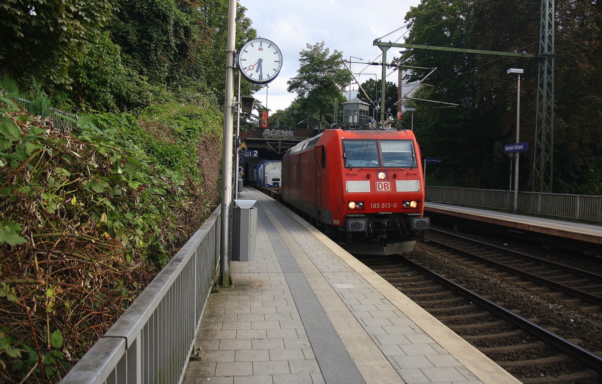 185 013-0 DB kommt aus Richtung Köln,Aachen-Hbf und fährt durch Aachen-Schanz in Richtung Aachen-West mit  einem langen Contanierzug aus Gallarate(I) nach Zeebrugge(B) in der Abendsonne am Abend vom 27.8.2014.