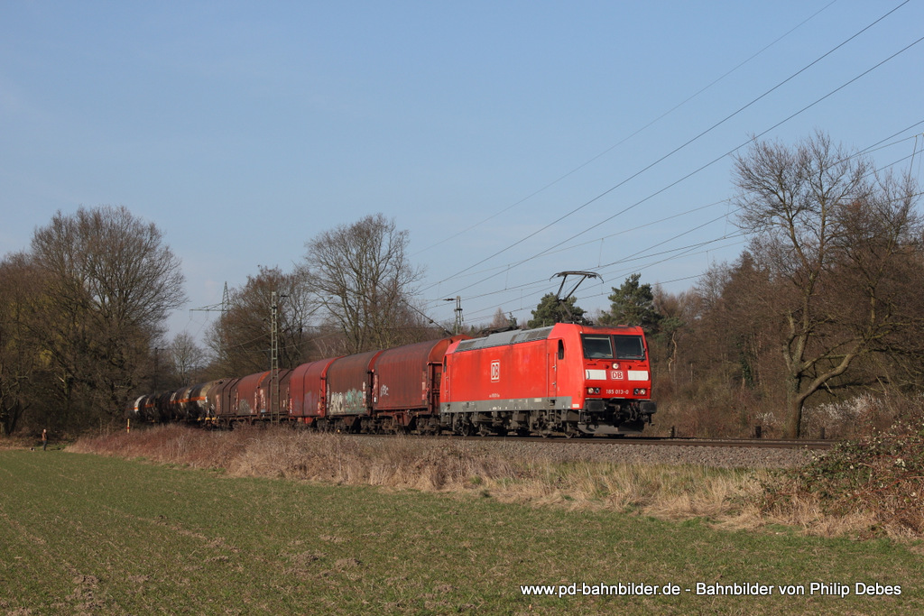 185 013-0 (DB Schenker) mit einem Güterzug in Ratingen Lintorf, 8. März 2014