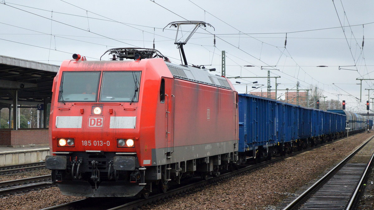 185 013-0 mit polnischen Güterwagen (für Kohltransport, leer) am 03.02.18 Durchfahrt Bf. Flughafen Berlin-Schönefeld.