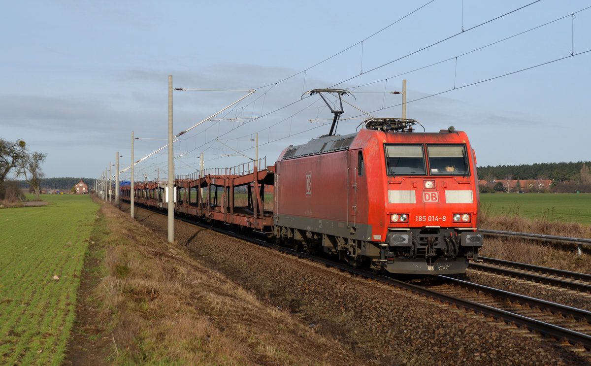 185 014 führte am Morgen des 25.02.17 einen Autologistiker durch Rodleben Richtung Roßlau.