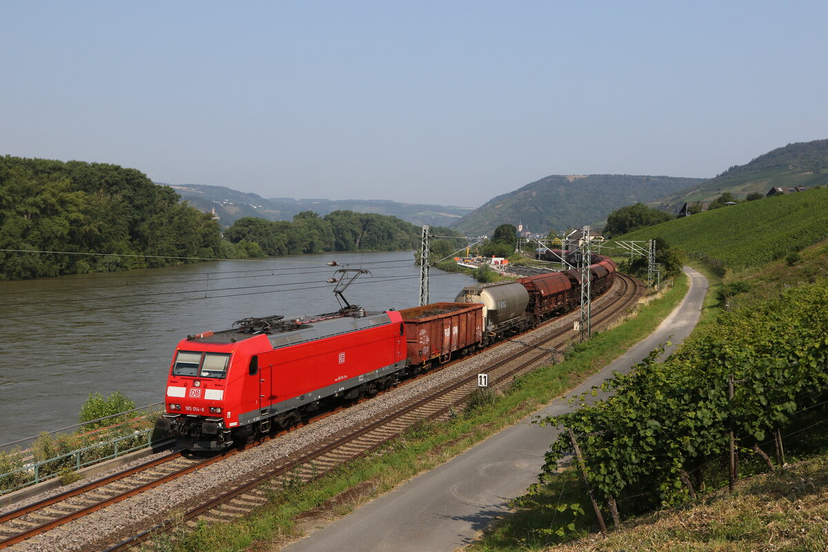 185 014 mit einem gemischten Güterzug am 23. Juli 2021 bei Lorch am Rhein.
