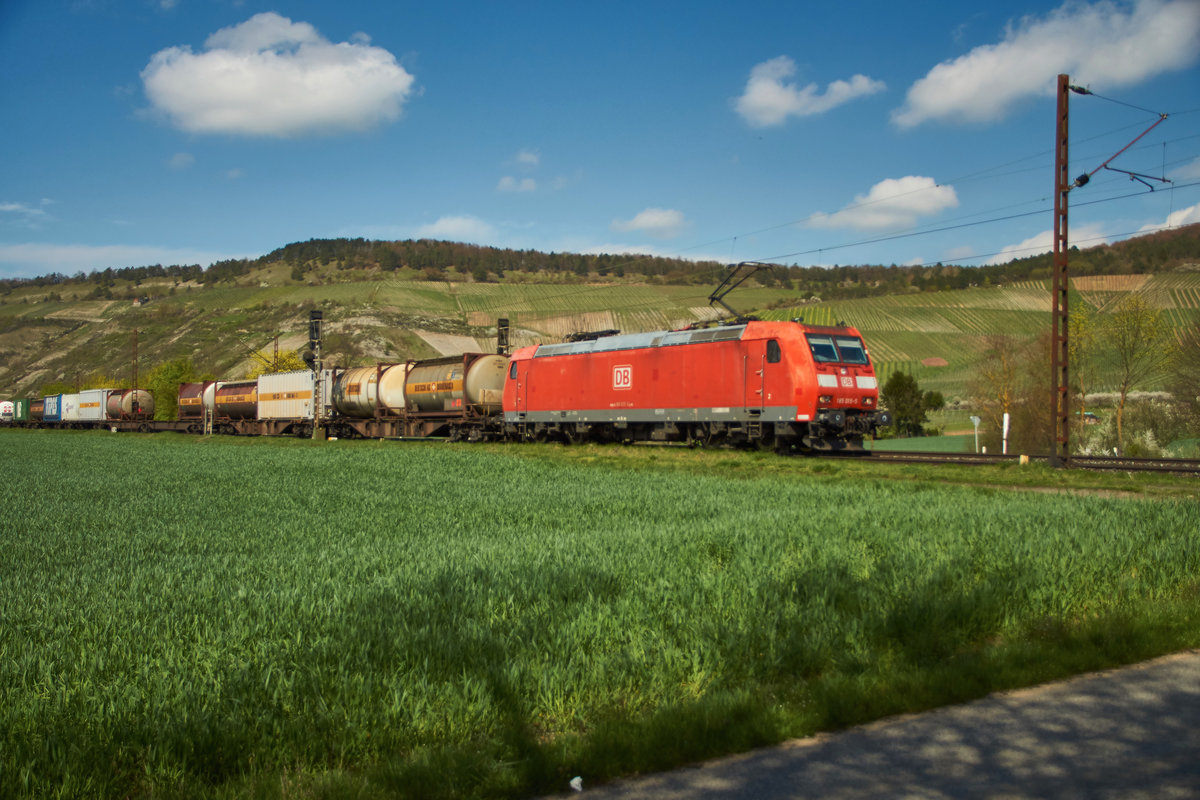 185 015-5 ist am 12.04.16 mit einen Aufliegerzug in Richtung Süden unterwegs gesehen bei Thüngersheim.