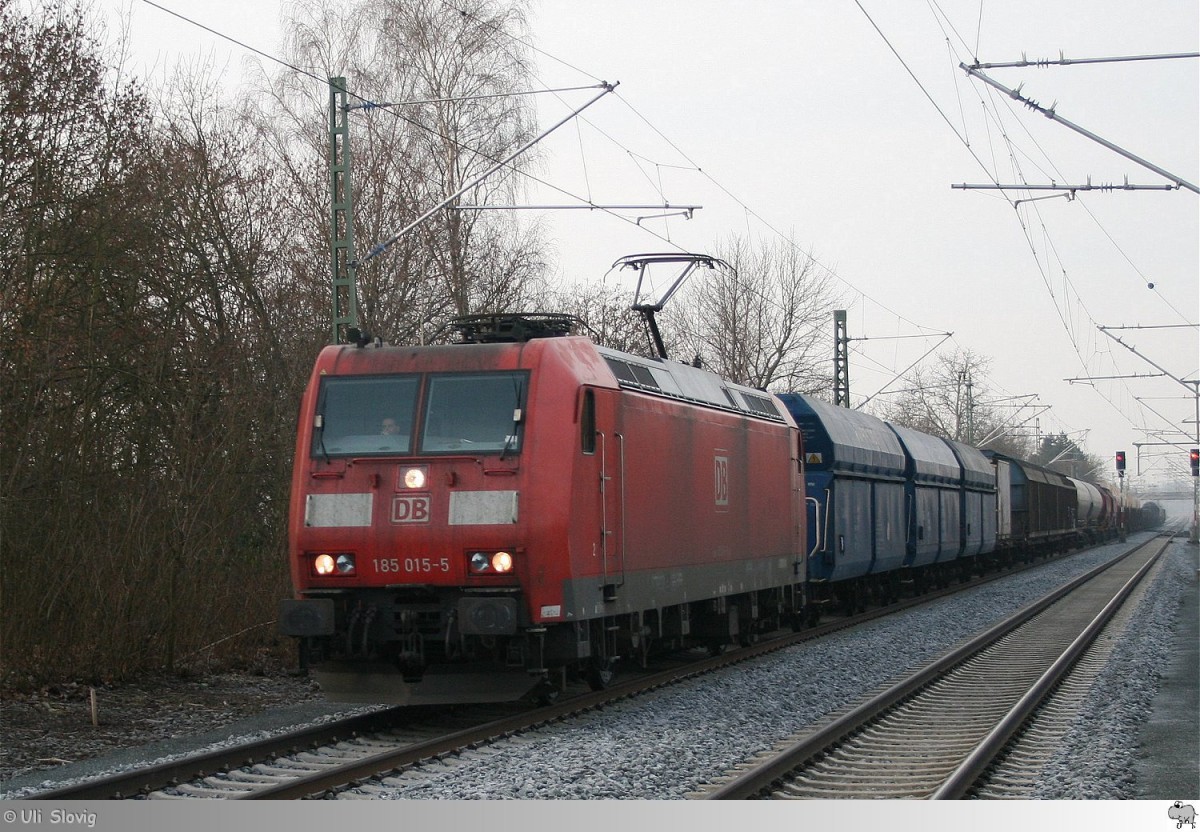 185 015-5 der Deutschen Bahn zieht am Morgen des 5. Februar 2014 einen gemischten Güterzug durch Bad Staffelstein in nördliche Richtung.  