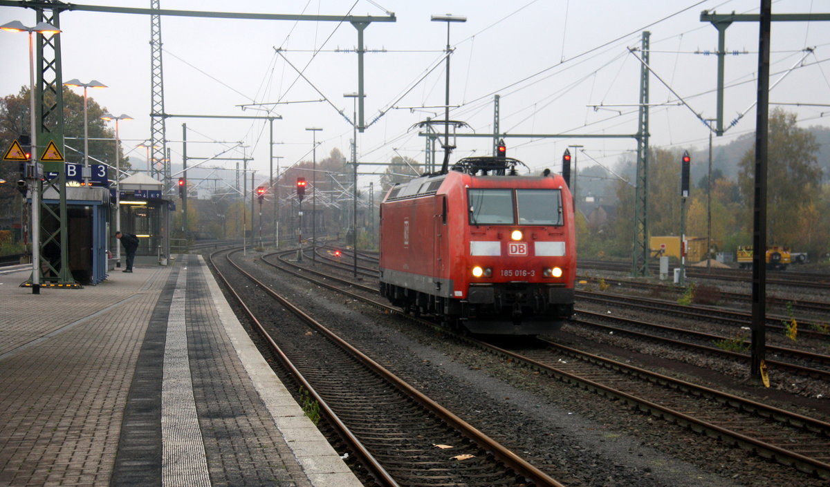 185 016-3 DB kommt als Lokzug aus Aachen-West nach Herzogenrath und fährt in Herzogenrath ein.
Am Nachmittag vom 11.11.2016.