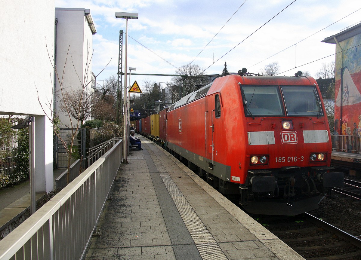 185 016-3 DB kommt aus Richtung Köln,Aachen-Hbf und fährt durch Aachen-Schanz mit einem langen Containerzug aus Köln nach Aachen-West und fährt in Richtung Aachen-West bei schönem Sonnenschein und Wolken am Nachmittag vom 6.3.2015.