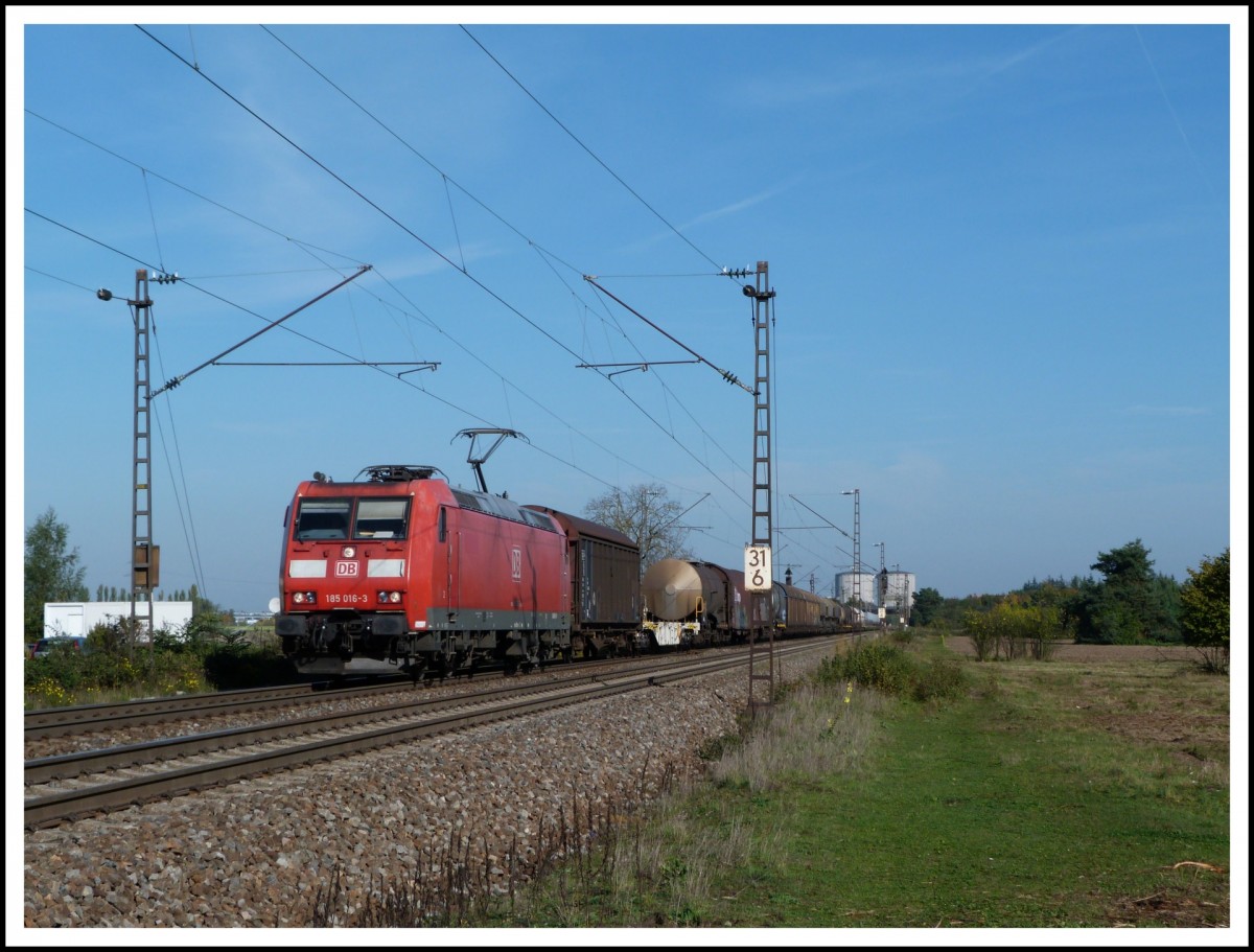 185 016 fährt am 19.10.13 mit einem gemischten Güterzug über die Rheinbahn von Mannheim Richtung Karlsruhe.
Eingefangen zwischen Waghäusel und Wiesental.