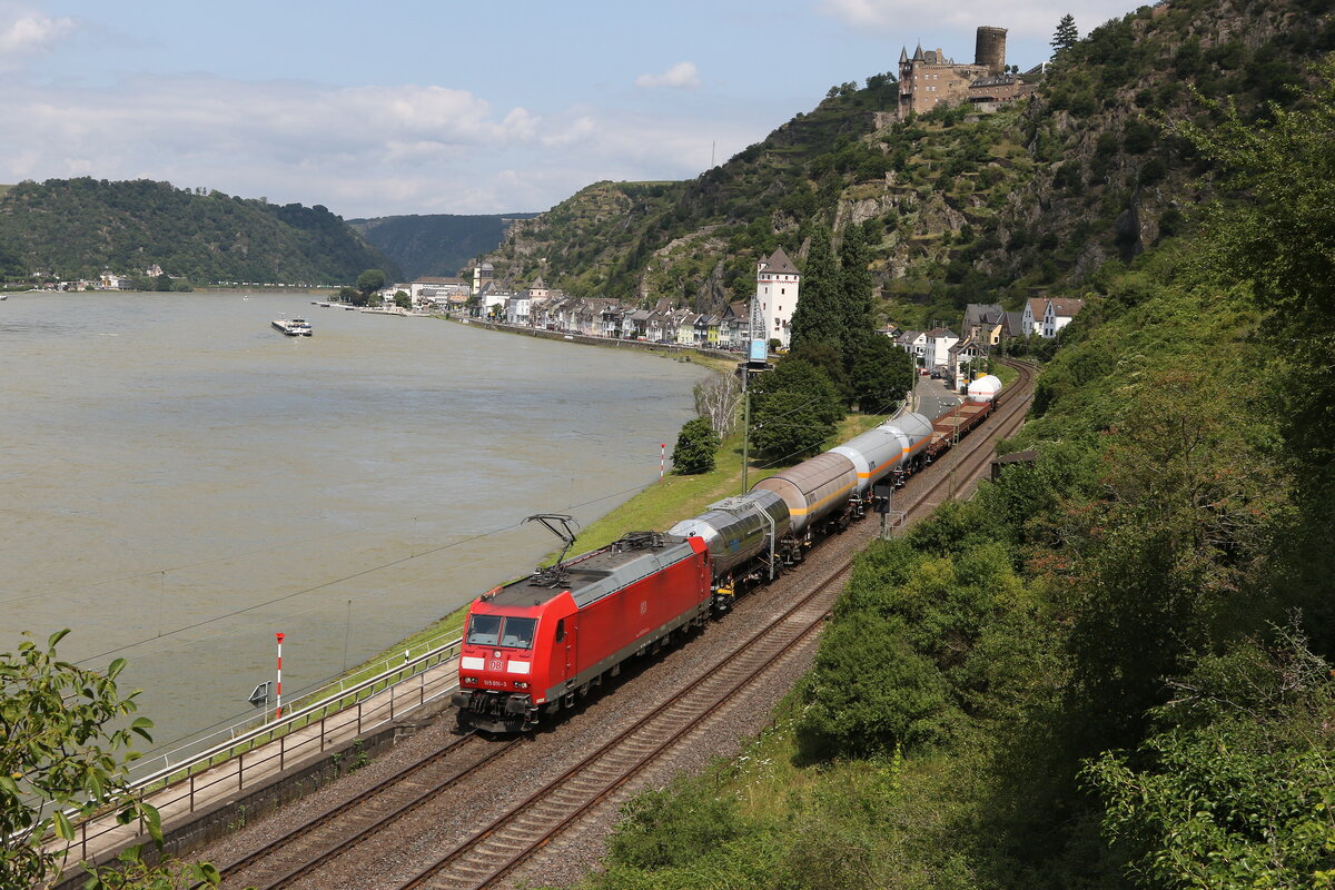 185 016 mit einem gemischten Güterzug am 22. Juli 2021 bei St. Goarshausen am Rhein.
