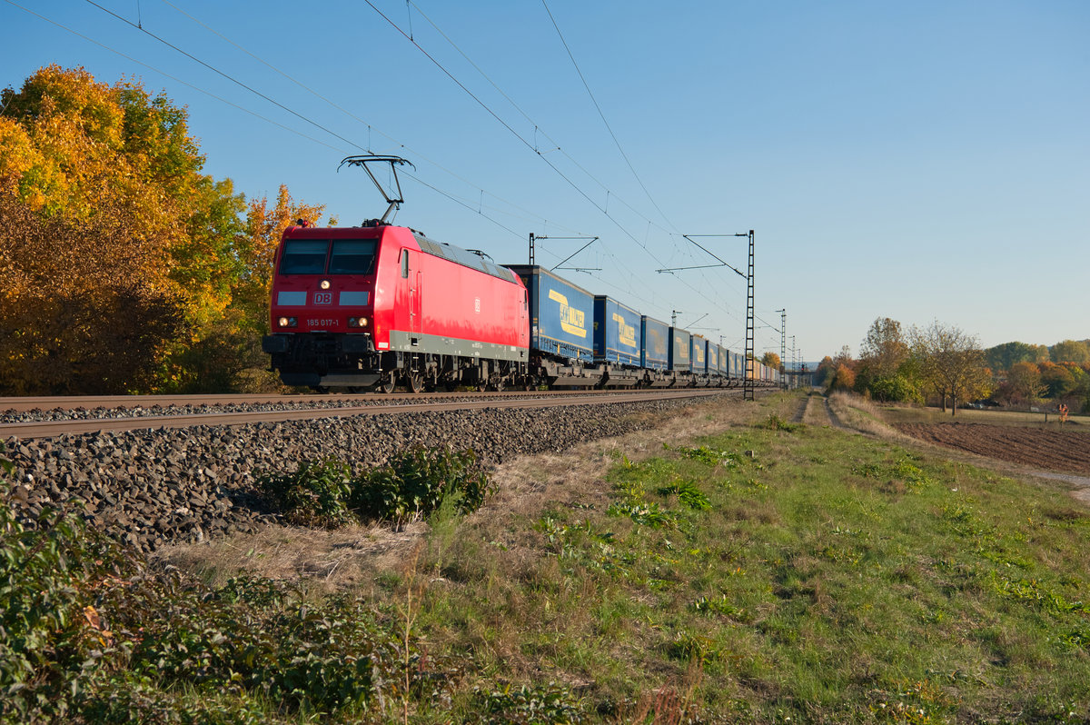 185 017-1 mit einem LKW-Walter KLV-Zug bei Thüngersheim Richtung Gemünden, 13.10.2018
