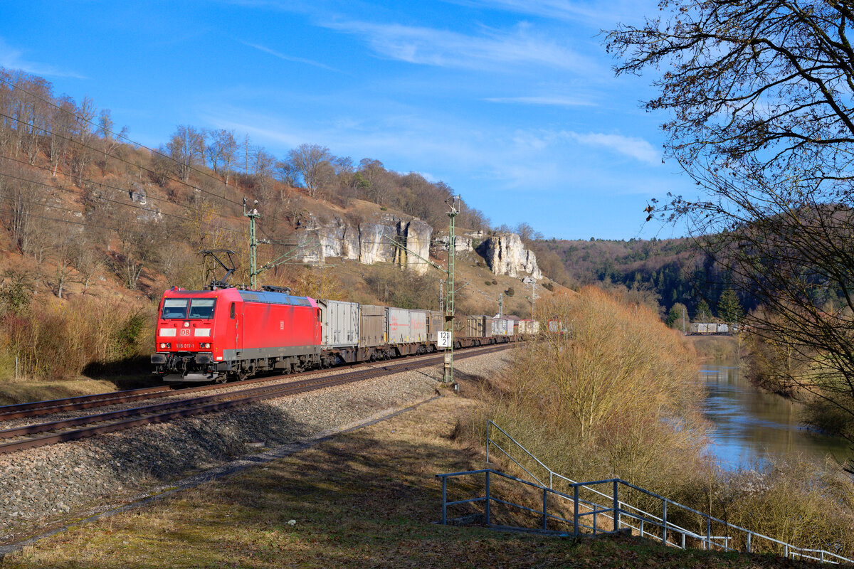 185 017 DB Cargo mit einem KLV-Zug bei Hagenacker Richtung Treuchtlingen, 20.02.2021