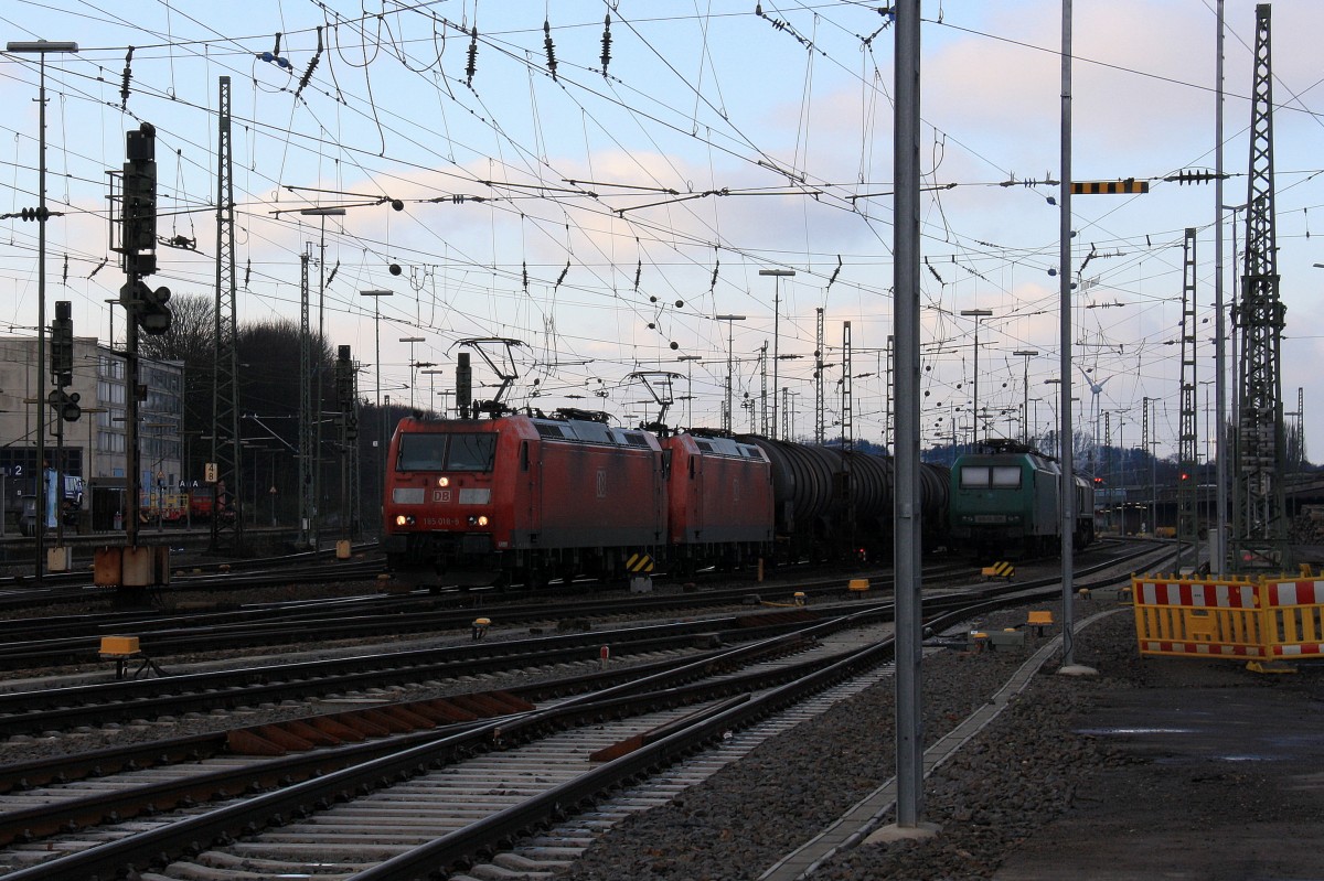 185 018-9 und 185 017-1 beide von DB  fahren mit einem langen Ölzug aus Antwerpen-Petrol(B) nach Basel(CH) bei der Abfahrt aus Aachen-West und fahren in Richtung Aachen-Hbf,Köln bei Sonne und Wolken am 29.12.2013.