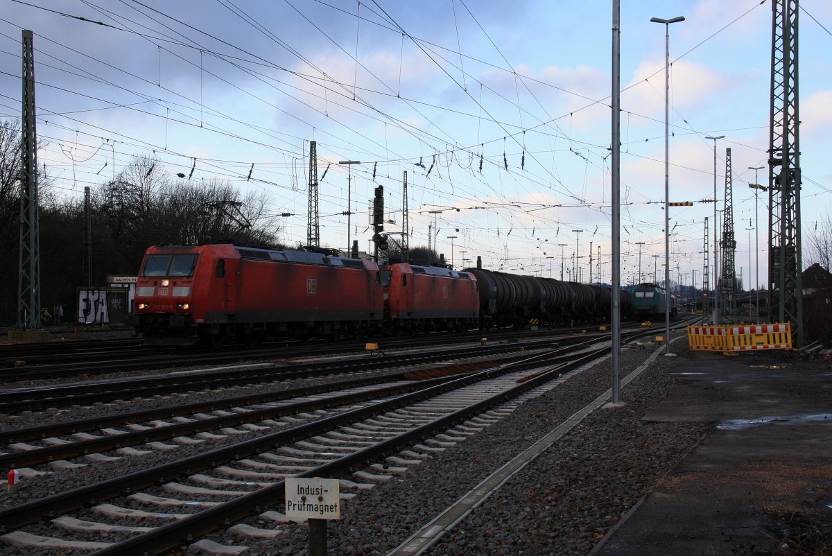 185 018-9 und 185 017-1 beide von DB  fahren mit einem langen Ölzug aus Antwerpen-Petrol(B) nach Basel(CH) bei der Ausfahrt aus Aachen-West und fahren in Richtung Aachen-Hbf,Köln bei Sonne und Wolken am 29.12.2013.