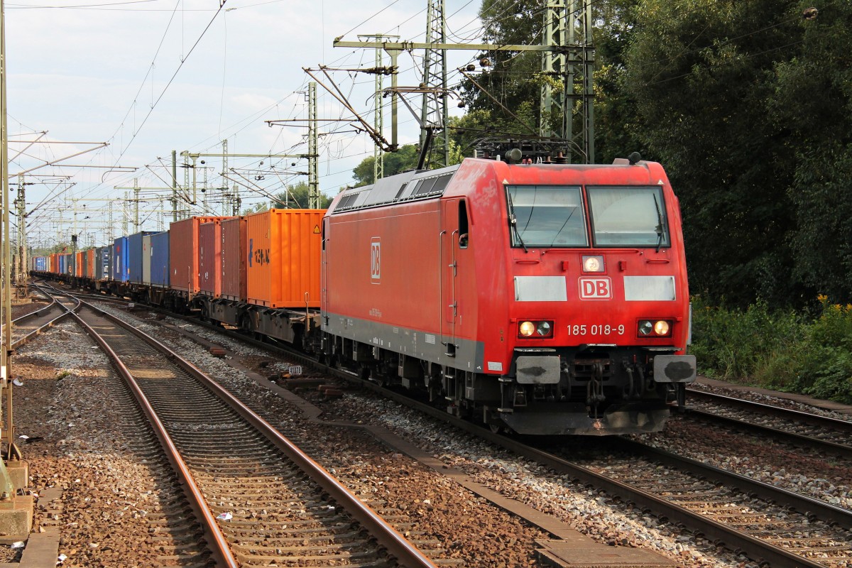 185 018-9 am 13.08.2014 mit einem Containerzug in Richtung Hafen in Hamburg Harburg.