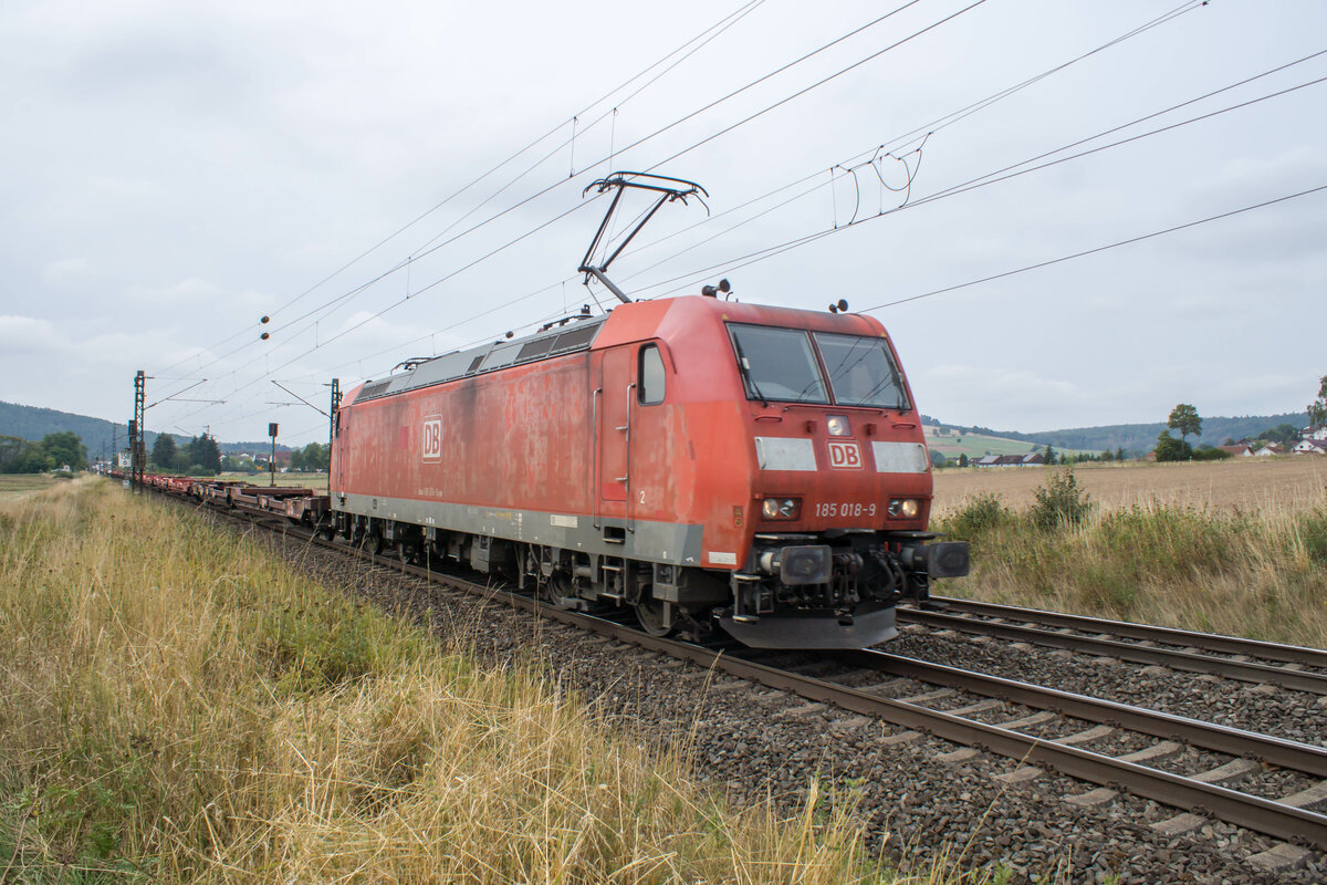 185 018-9 bei Reilos am 31.08.2022 mit einem leeren Containerzug