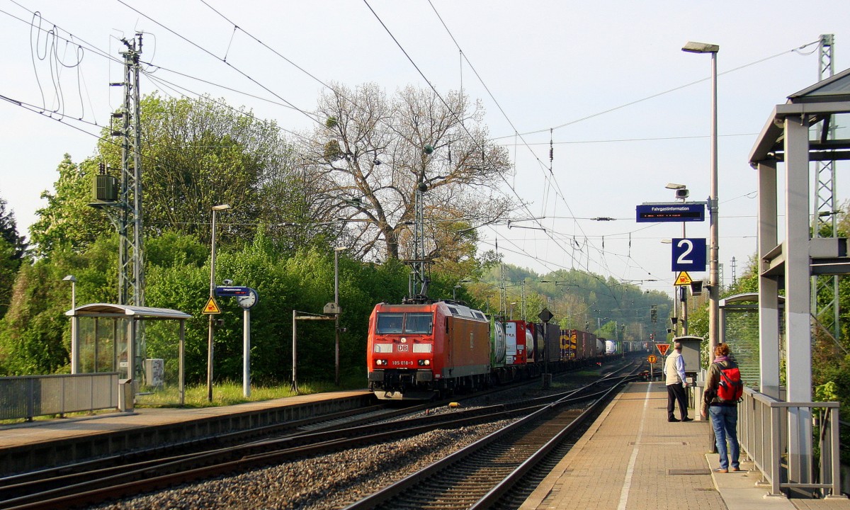 185 018-9 DB kommt aus Richtung Aachen-West mit eienem langen Containerzug aus Aachen-West nach Neuss und fährt in Richtung Herzogenrath,Neuss. Aufgenommen bei der Durchfahrt durch Kohlscheid bei Sonne am Morgen des 25.4.2014.