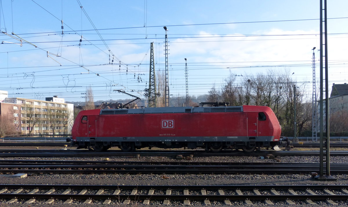 185 018-9 DB rangiert in Aachen-West. 
Aufgenommen vom Bahnsteig in Aachen-West. 
Bei Sonnenschein am Morgen vom 14.3.2018.