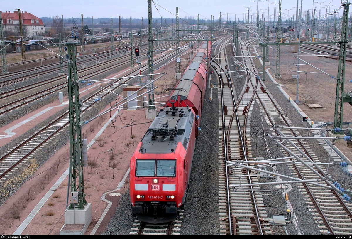 185 019-7 DB als Gz passiert die Zugbildungsanlage Halle (Saale) in südlicher Richtung. Aufgenommen von der Berliner Brücke. [24.2.2018 | 9:08 Uhr]