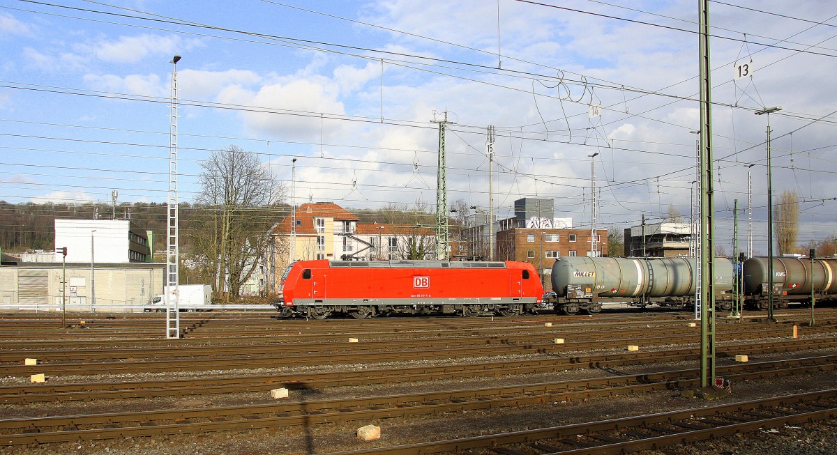 185 019-7 DB kommt aus Richtung Köln,Aachen-Hbf,Aachen-Schanz  mit einem langen Ölleerzug aus Basel(CH) nach Antwerpen-Petrol(B) und fährt in Aachen-West ein.
Aufgenommen vom Bahnsteig in Aachen-West bei schönem Sonnenschien am Kalten Nachmittag vom 27.2.2015.