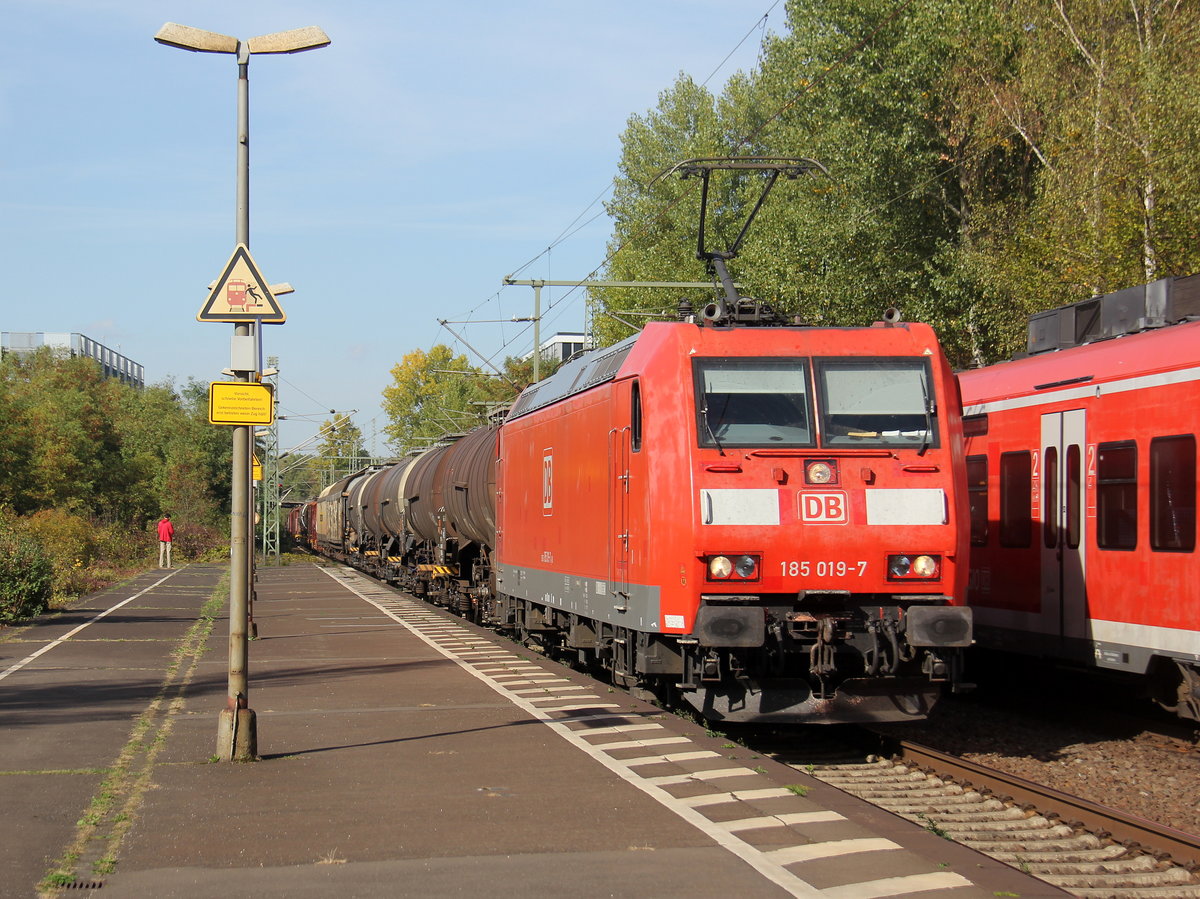185 019-7 DB kommt mit einem gemischten Güterzug aus Köln-Gremberg(D) nach Mannheim-Rbf(D) und kommt aus Richtung Köln-Gremberg und fährt durch Bonn-Oberkassel in Richtung Koblenz. Aufgenommen vom Bahnsteig von Bonn-Oberkassel an der rechten Rheinstrecke. 
Bei Sommerwetter im Oktober am 6.10.2018.