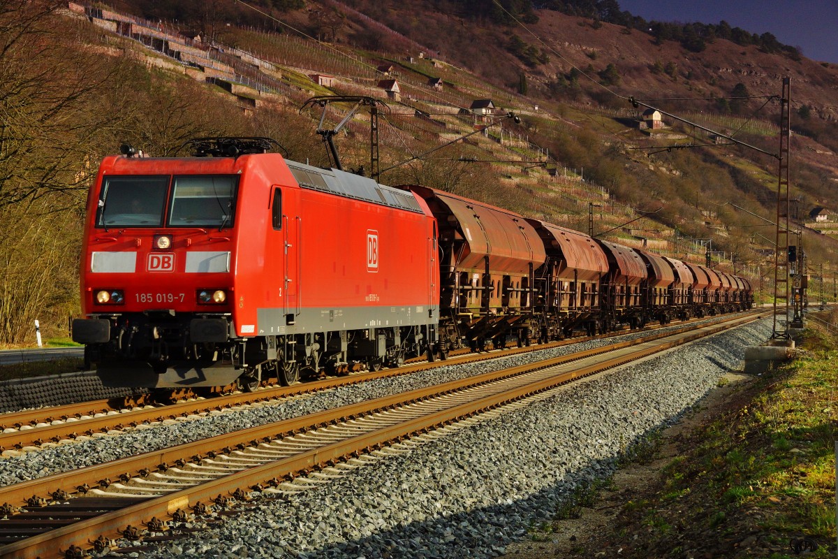 185 019-7 ist mit einen Schüttgutzug in Richtung Neuhof/b.Fulda unterwegs gesehen am 09.12.15 bei Gambach.