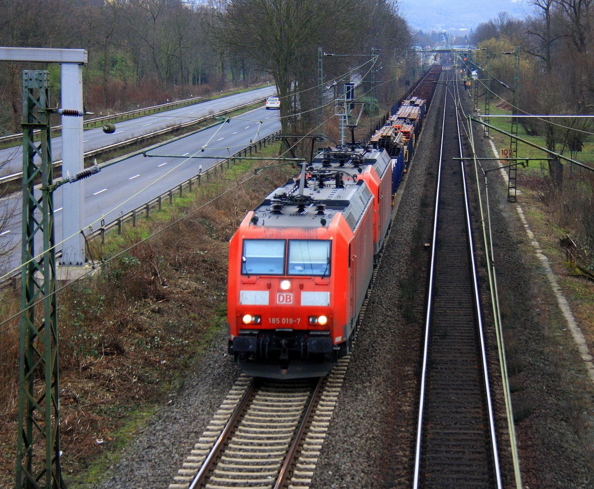185 019-7 und eine unbekannte 185er beide von DB kommen aus Richtung Koblenz mit einem Kurzen Stahlzug aus Richtung Süden nach Köln-Gremberg und fahren in Richtung Köln auf der Rechte Rheinstrecke (KBS 465) bei Bad-Honnef bei am 19.1.2014.