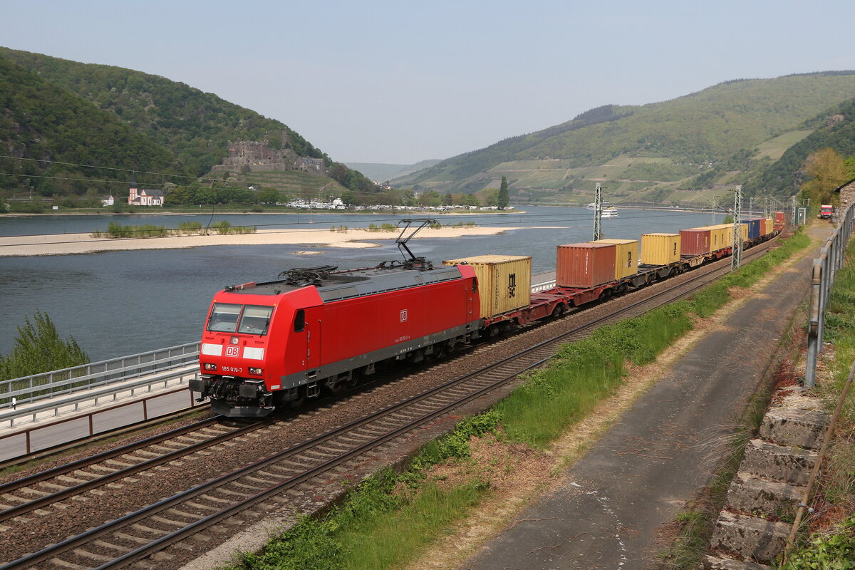 185 019 mit einem Containerzug am 3. Mai 2022 bei Assmannshausen.