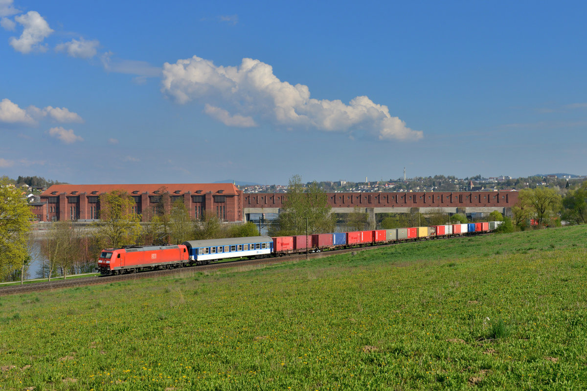 185 019 mit einem Containerzug am 13.04.2016 bei Passau. 