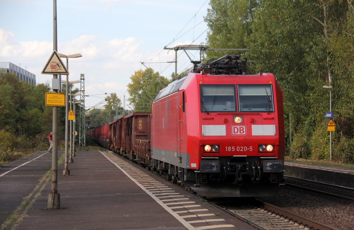 185 020-5 DB kommt mit einem gemischten Güterzug aus Köln-Gremberg(D) nach Mannheim-Rbf(D) und kommt aus Richtung Köln-Gremberg und fährt durch Bonn-Oberkassel in Richtung Koblenz. Aufgenommen vom Bahnsteig von Bonn-Oberkassel an der rechten Rheinstrecke. 
Bei Sommerwetter im Oktober am 6.10.2018.