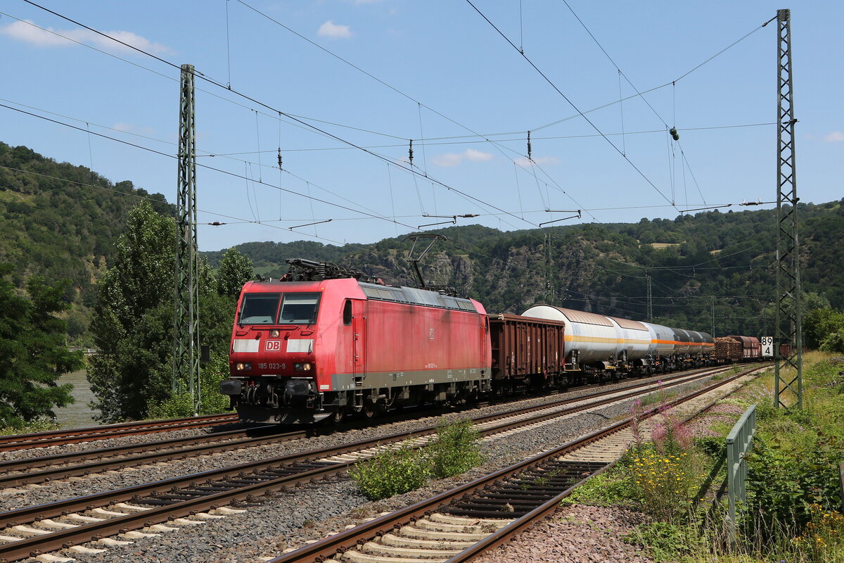185 023 mit einem gemischten Güterzug am 21. Juli 2021 bei St. Goarshausen.