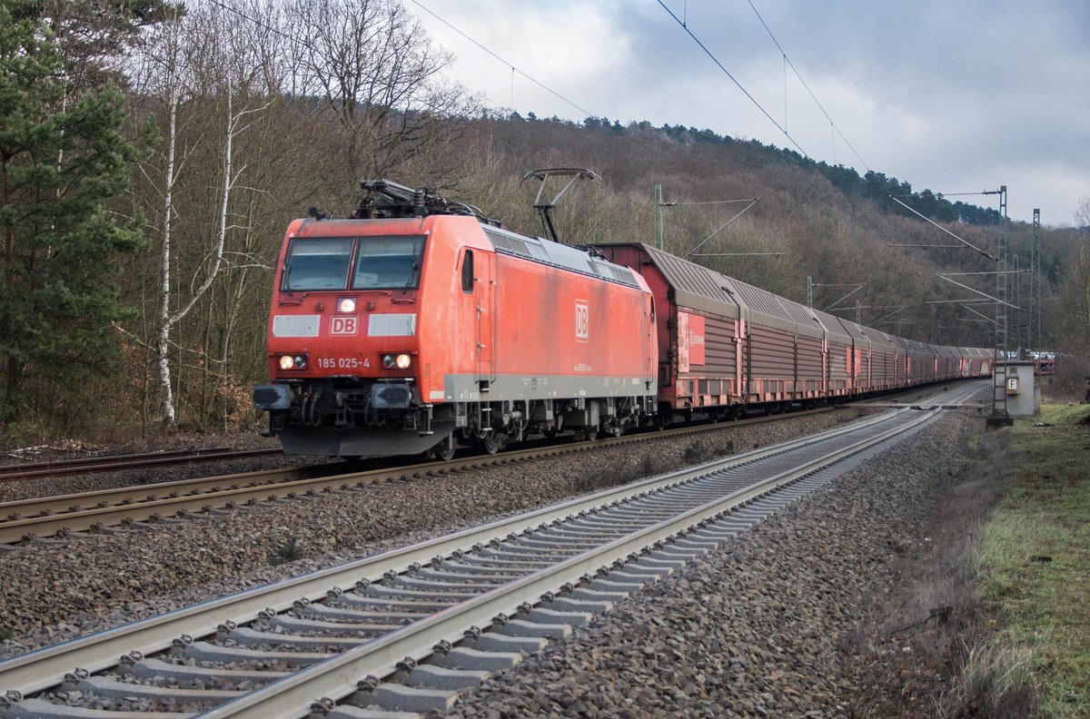 185 025-4 ist am 15.12.16 mit einen Altmannzug in Richtung Fulda bei Vollmerz unterwegs.