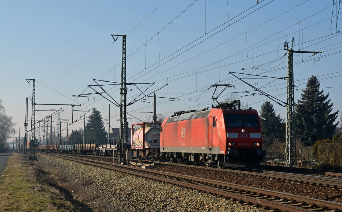 185 025 verlässt mit einem gemischten Güterzug am 14.02.17 den Rangierbahnhof Engelsdorf Richtung Riesa.