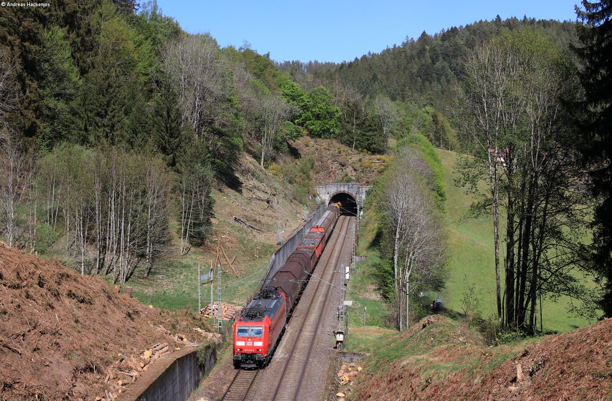 185 026-2 mit dem EZ 52054 (Villingen(Schwarzw)-Offenburg Gbf) bei Nußbach 27.4.20