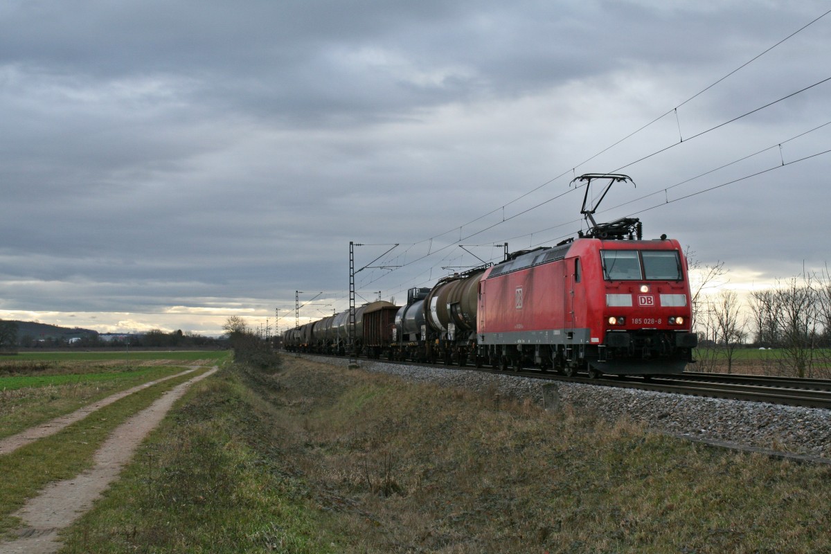 185 028-8 war am Nachmittag des 03.01.14 mit dem 44281 von Muhlouse-Ville nach Offenburg unterwegs. Hier konnte ich den Zug bei Hgelheim aufnehmen.