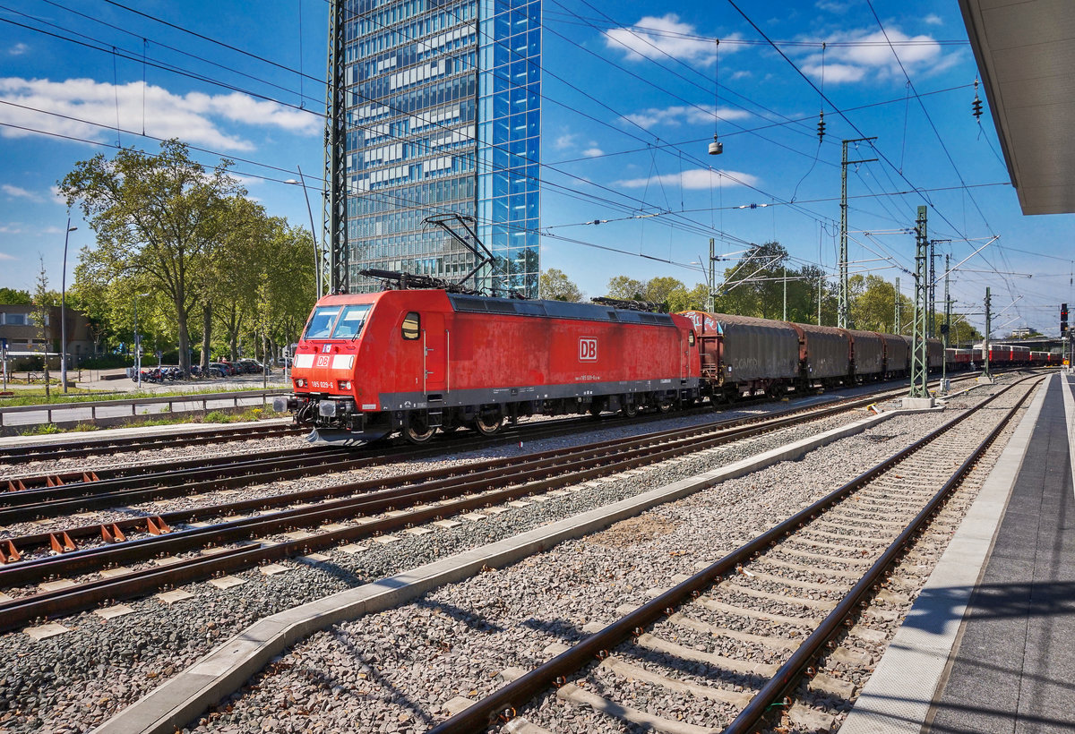 185 029-6 durchfährt am 20.4.2017, mit einem Mischer, Mannheim Hbf.