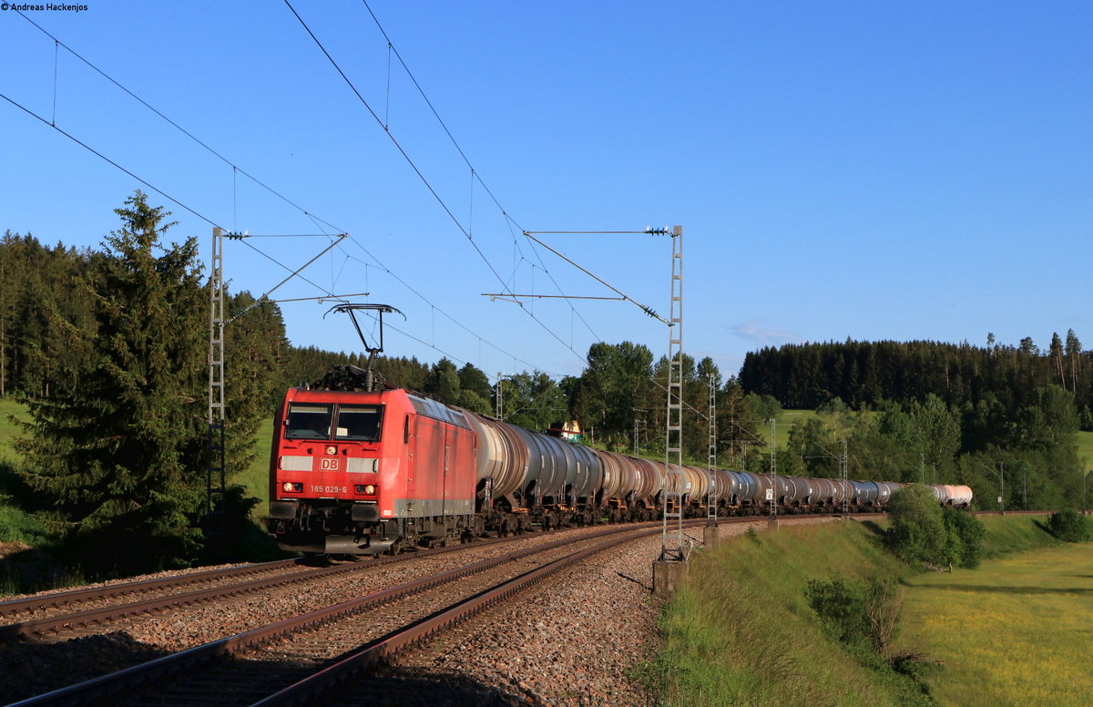 185 029-6 mit dem GC 68372 (Rammelswiesen-Offenburg Gbf) bei Peterzell 12.6.20